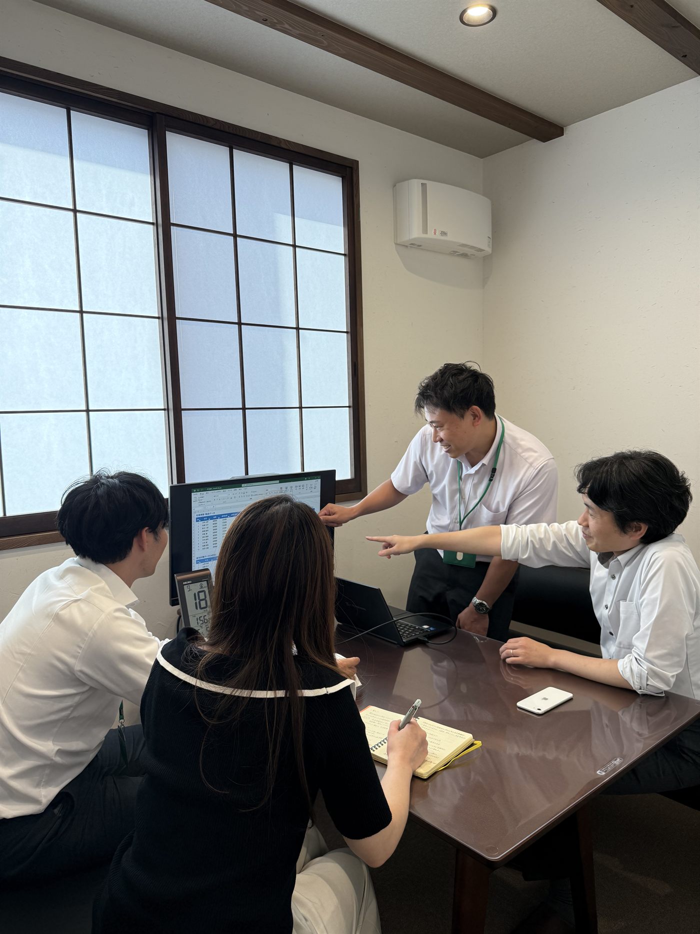 打ち合わせをする田畑事務所のスタッフ